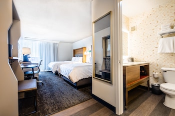 Standard Room, 2 Queen Beds (Low Floor)
