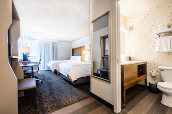 Standard Room, 2 Queen Beds (Low Floor)