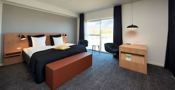 Superior Room, 1 King Bed, Non Smoking, Balcony