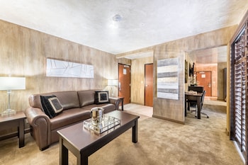 Suite, 2 Queen Beds, Balcony