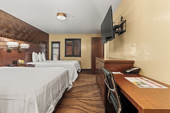 Suite, 2 Queen Beds, Balcony
