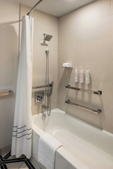 Room, 1 King Bed, City View (Mobility Accessible, Tub)