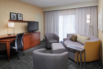 Suite, 1 Bedroom, Hearing Accessible, Courtyard View (Mobility Accessible with Bathtub)