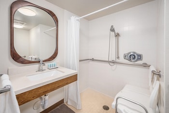 Standard Room, 1 Queen Bed, Accessible