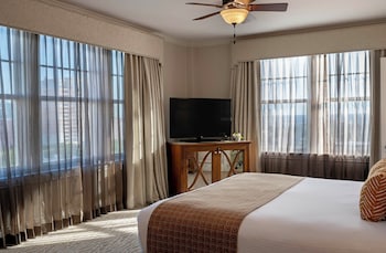 Corner King One King Bed