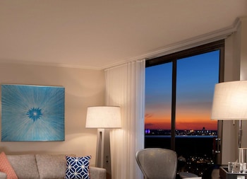 Room, 1 King Bed (Fireworks View)