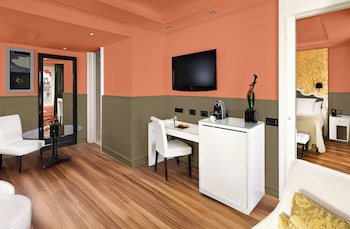 One Bedroom Suite Red Level
