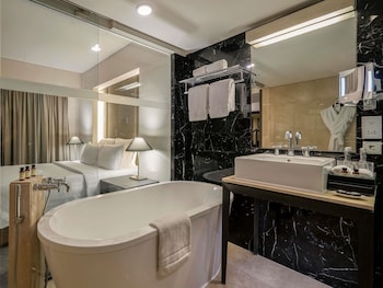 Junior Suite, 1 King Bed, Club Lounge Access