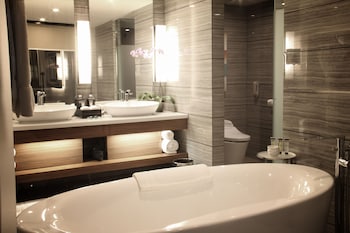 Deluxe Room, 1 King Bed (Grand)