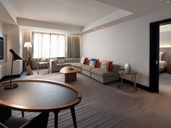 Deluxe Suite, 1 King Bed, Club Lounge Access