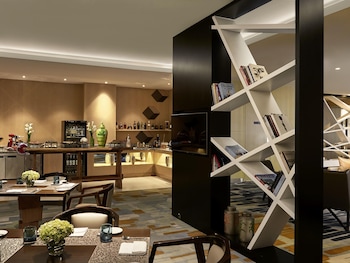 Deluxe Suite, 1 King Bed, Club Lounge Access