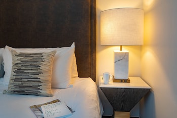 Suite, 1 Queen Bed with Sofa bed (Mobility/Hearing Access, Roll-In Shwr)