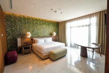 Club Room, 1 King Bed, Pool View, Tower (Tower)