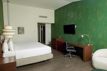Room, 1 King Bed, Pool View