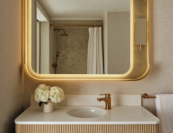 Room, 2 Queen Beds, City View (Bath Shower Combo)