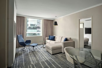 One-bedroom King Suite with Club Lounge Access (Cityscape)