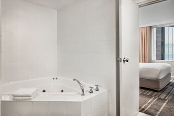 Spa Suite with Club lounge access, 1 Bedroom Suite, 1 King (Harbour Bridge View)