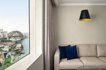 Spa Suite with Club lounge access, 1 Bedroom Suite, 1 King (Harbour Bridge View)