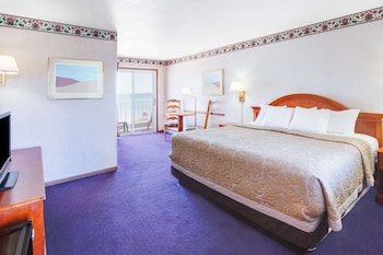 Deluxe Room, 1 King Bed, Hot Tub, Balcony, Lake View