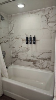 One Queen Bed, Alcove Suite