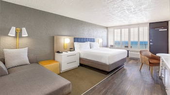 Standard Room, 1 King Bed, Oceanfront (Top Floor)