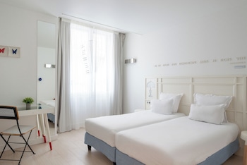 Mobility Accesible Room - Complimentary soft minibar, courtesy tray, digital press, fitness, sauna