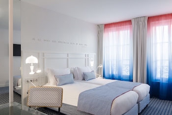 Superior Room with Twin Beds-Complimentary soft minibar,courtesy tray, digital press, fitness, sauna