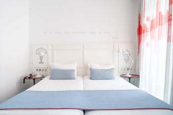 Superior Room with Twin Beds-Complimentary soft minibar,courtesy tray, digital press, fitness, sauna