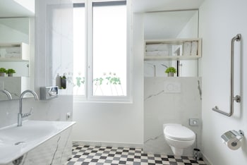 Mobility Accesible Room - Complimentary soft minibar, courtesy tray, digital press, fitness, sauna
