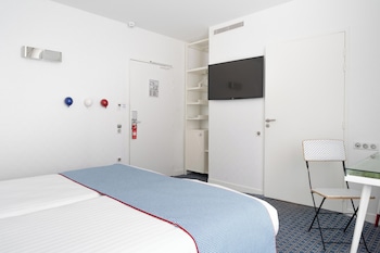 Mobility Accesible Room - Complimentary soft minibar, courtesy tray, digital press, fitness, sauna