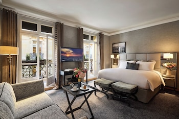Luxury Junior Suite with Balcony, King Bed