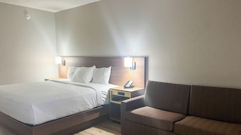Room, 1 Queen Bed with Sofa bed, Non Smoking (Microwave & Fridge)
