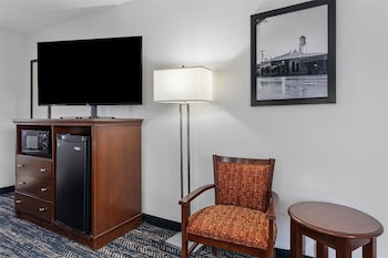 Standard Room, 1 King Bed, Non Smoking, Refrigerator & Microwave