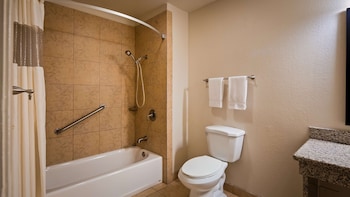 Standard Room, 1 King Bed, Refrigerator, Courtyard View
