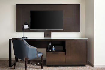 Room, 1 King Bed (Mobility Accessible, Tub)