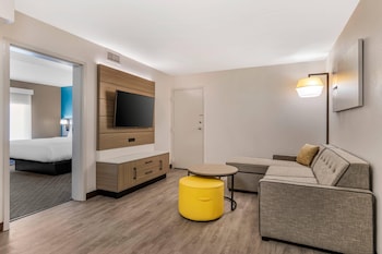 Suite, 1 King Bed with Sofa bed, Non Smoking