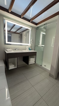Suite, 1 King Bed with Sofa bed, Non Smoking