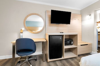 Standard Room, 1 Queen Bed, Accessible, Refrigerator & Microwave