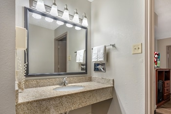 Deluxe Room, 2 Queen Beds, Smoking