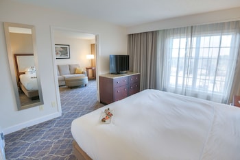 Suite, 1 King Bed, Accessible, Bathtub