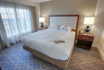 Suite, 1 King Bed, Accessible, Bathtub