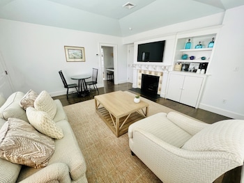 Suite, 1 King Bed, Partial Ocean View (Cottage)