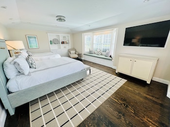Deluxe Master Suite