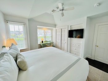 Suite, 1 King Bed, Partial Ocean View (Cottage)