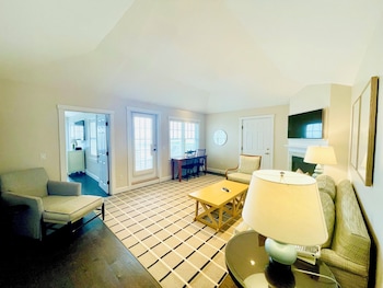 Suite, 1 King Bed (Beach House)