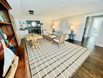 Deluxe Master Suite