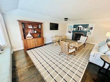 Deluxe Master Suite