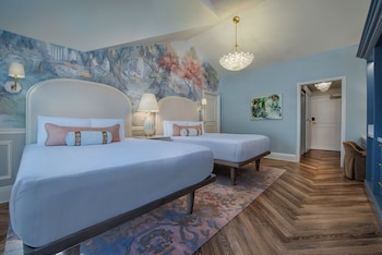 Deluxe Room - Club Level. Wheelchair accessible with tub and option for hearing accessibility. 2 que