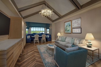 2 Bedroom Suite-Club Level Access. Hearing accessible - visual alarms and notifications. 1 king bed,