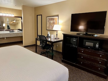 Standard Room, 1 King Bed, Non Smoking, Refrigerator & Microwave (Larger Room)
